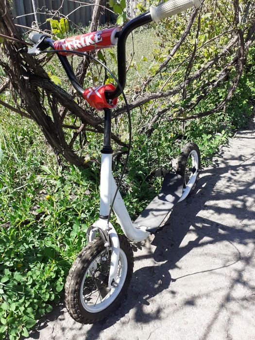 Самокат подростковый на надувных колёсах.