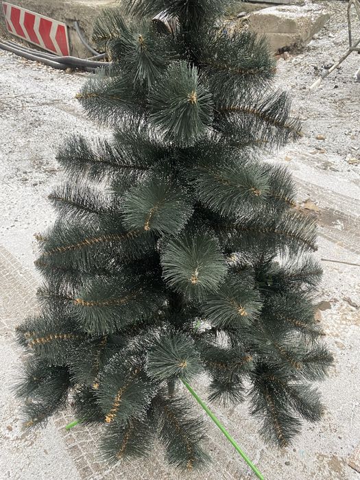 Ялинка іскуствиння на підставці