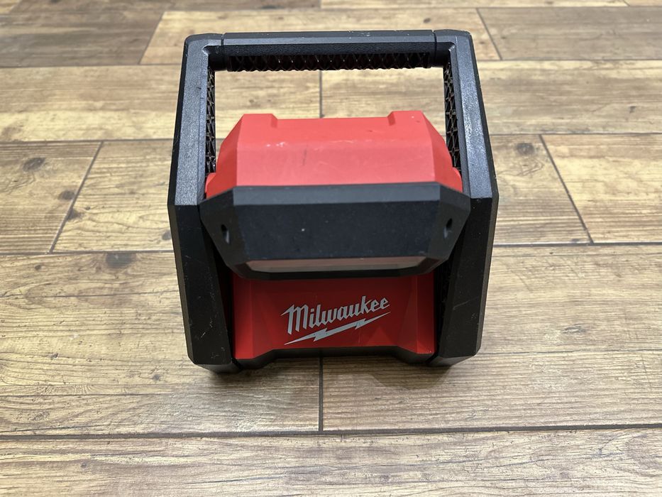 Lampa LED akumulatorowa Milwaukee M18 HOAL - 2022r.