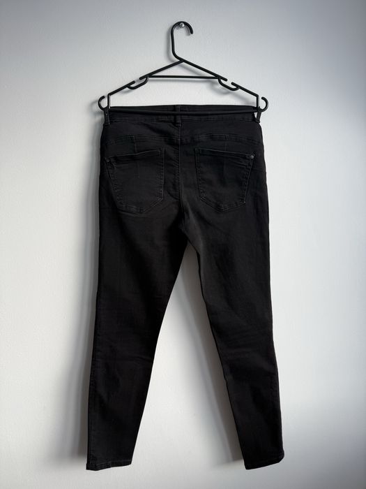Czarne jeansy push up Reserved