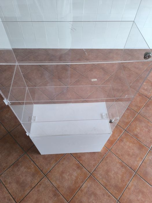 Móvel acrilico com quatro prateleiras e com fechadura
