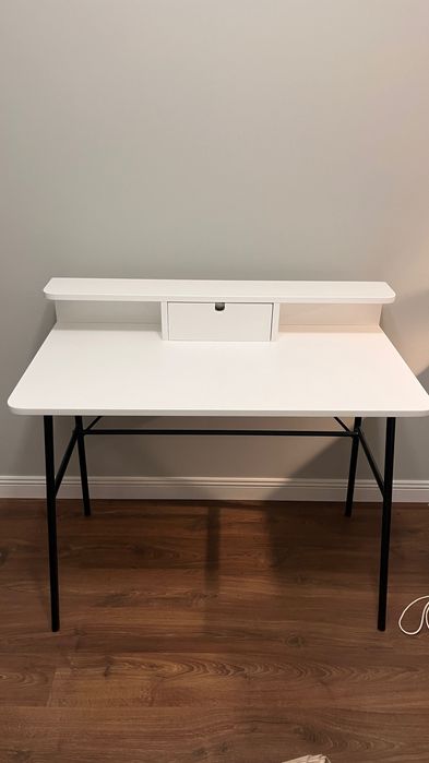 Białe małe biurko