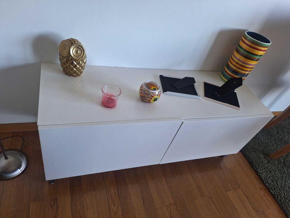 Vendo móvel de arrumação lacado a branco em excelente estado!