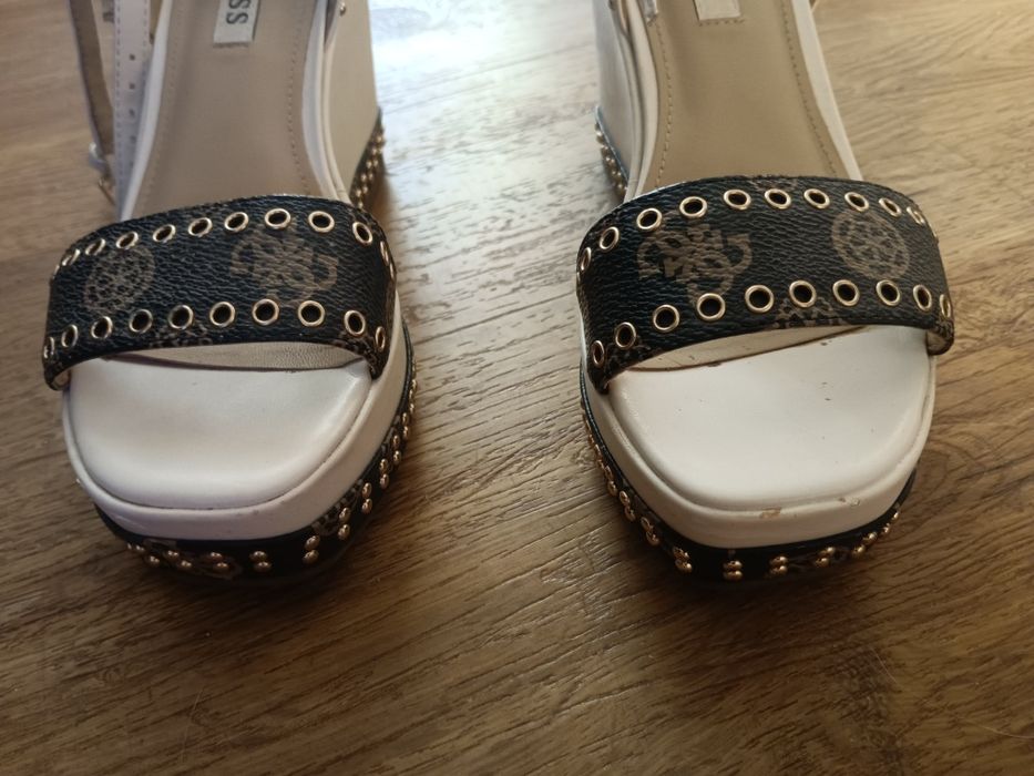 Sandálias cunha Guess