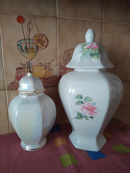 Potes com tampa em porcelana.