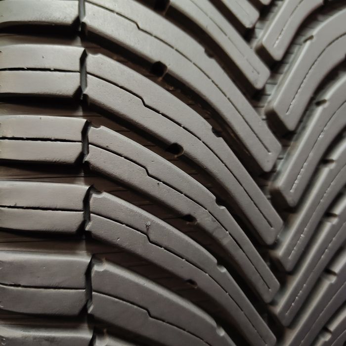 225/40/18 XL Sprzedam parę opon całorocznych Bridgestone