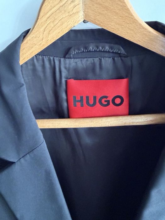 Czarny garnitur marki Hugo Boss