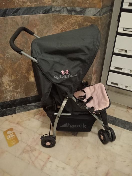 Carrinho de bebê com desenho da Mikey