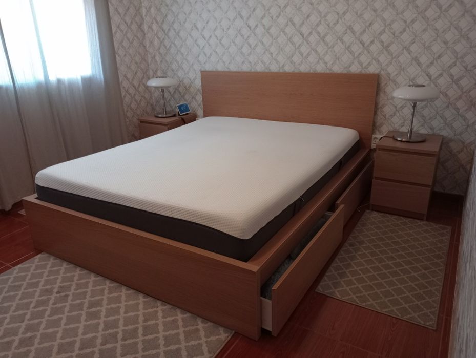 Conjunto de quarto completo – cama + colchão + mesas de cabeceira