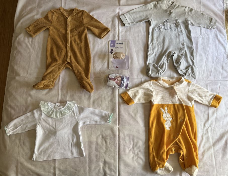 Babygrows + pijamas + vestido + camisola + 2 chupetas - Tamanho 0