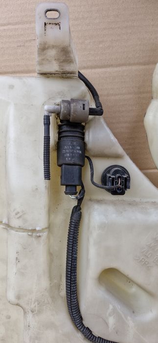 Reservatorio/depósito limpa vidros VW Touareg 2003/2010.