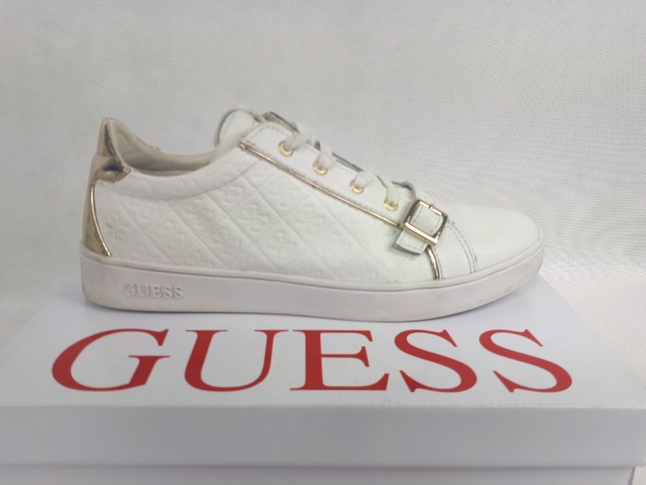 Sneakersy Guess biale monogram zlote klamry 41
