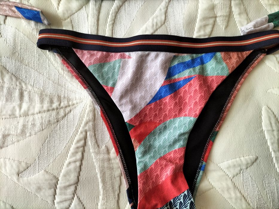 Bikini semi -novo
