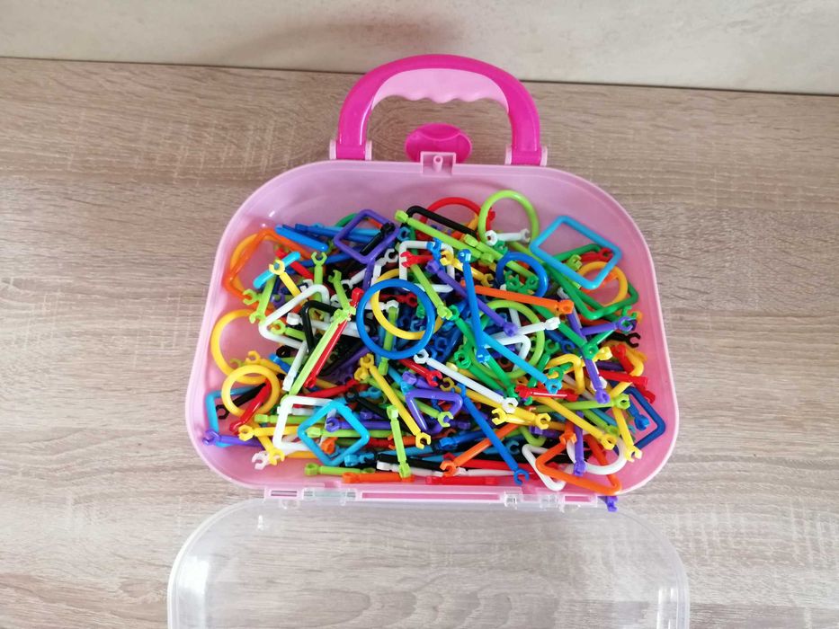 Kolorowe klocki konstrukcyjne w walizce – edukacyjny zestaw kreatywny