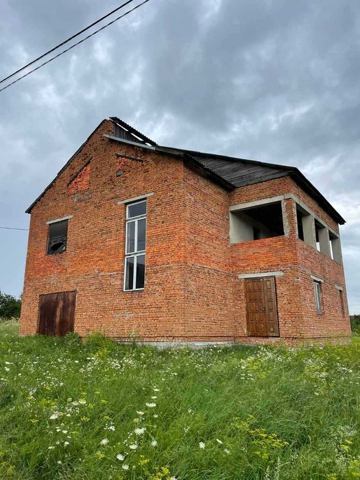 Продається будинок м.Бурштин сирець частково з комунікаціями.