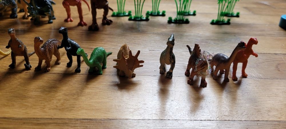 Zestaw 29 dinozaurów + rośliny