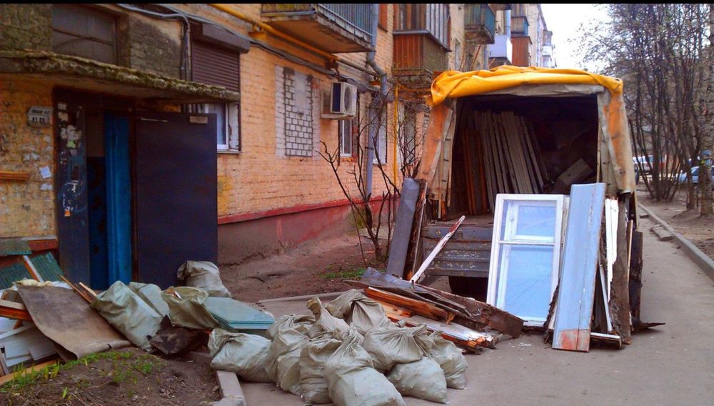 Вивоз мусора в мешках вивіз будівельного сміття вивезення гілок веток