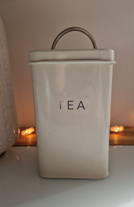 Stylowy pojemnik na herbatę z napisem TEA