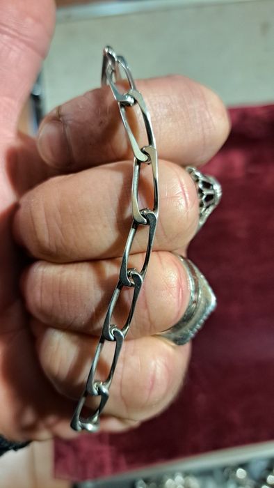 Pulseira em prata contrastada.