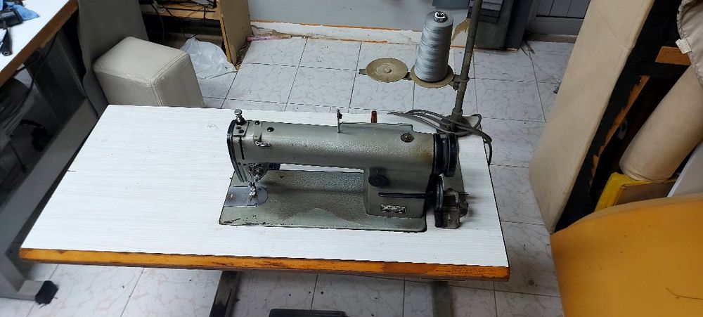 Maquina de costura semi industrial.