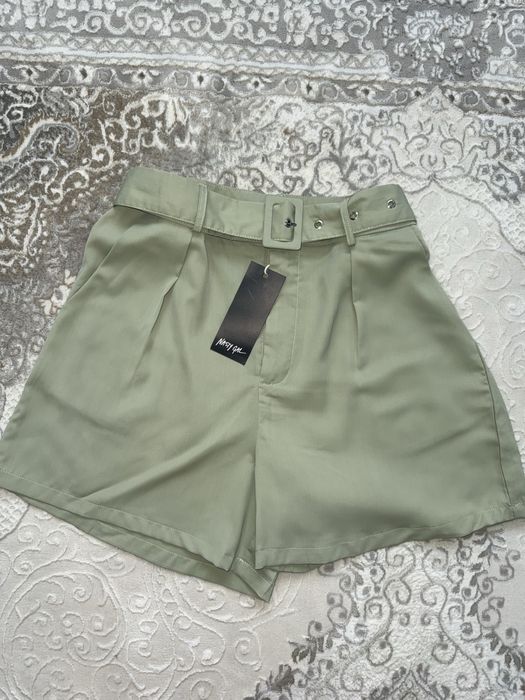 Класичні оливкові шорти