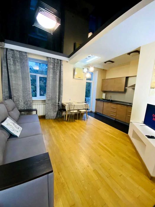 Продам видова 2к63м2 ремонт вул Басейна 17 Центр Сталінка з ліфтом