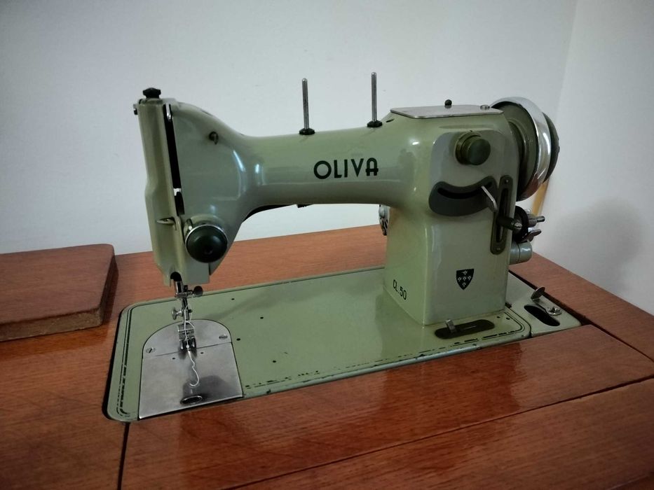 Máquina de costura Oliva CL50 com motor e pedal elétrico