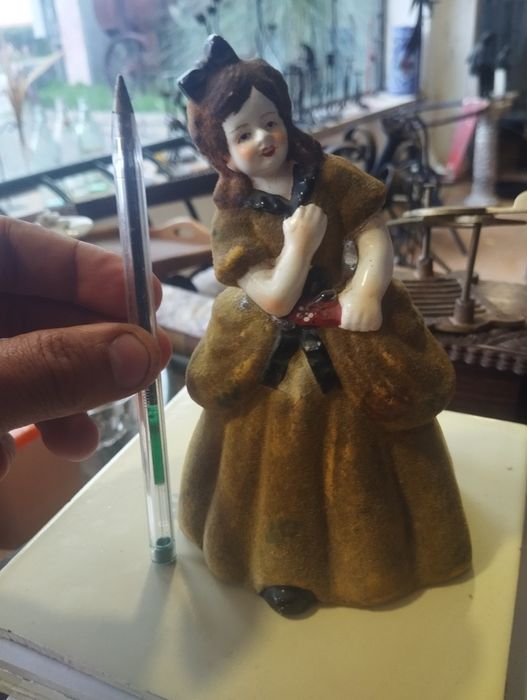 Boneca antiga louça e veludo