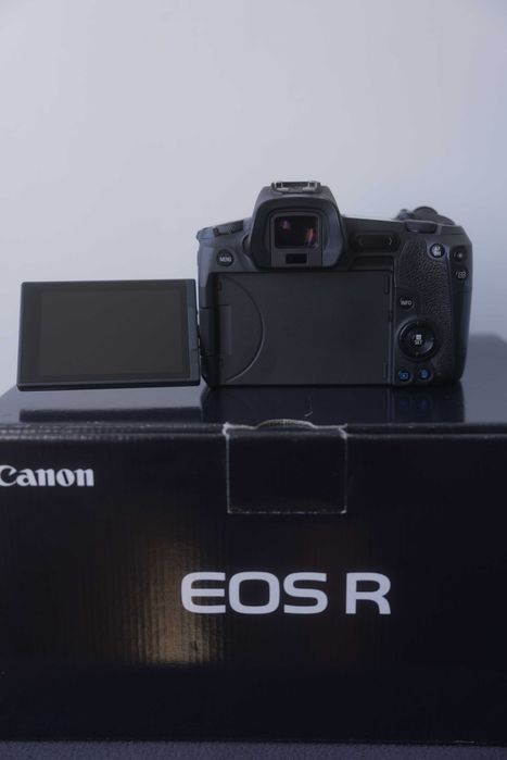 Бездзеркальний фотоапарат Canon EOS R