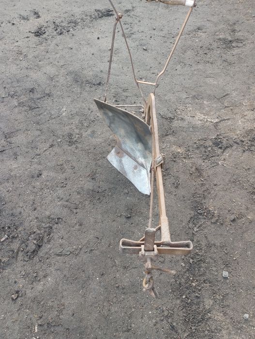 Кінний металевий плуг