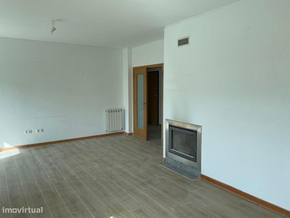 Apartamento T2 com garagem e elevador em Águeda
