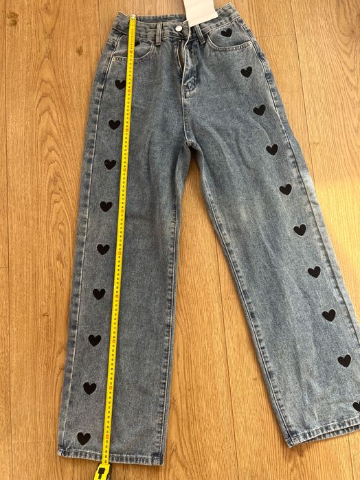 Calças de ganga novas com detalhes