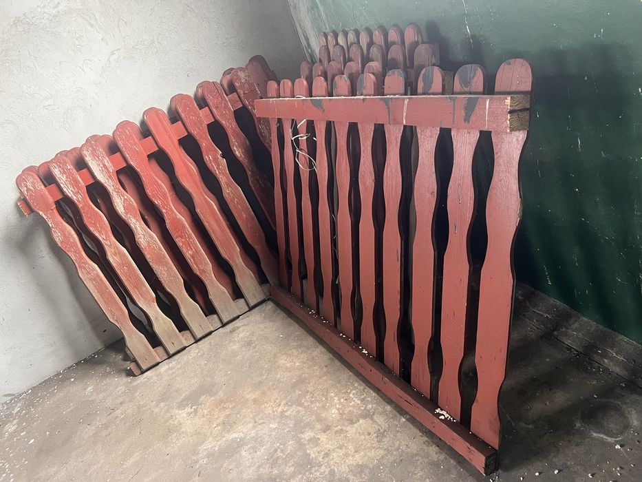 Drewniany plotek okolo 7 m dlugosci wysokosc okolo 1 m