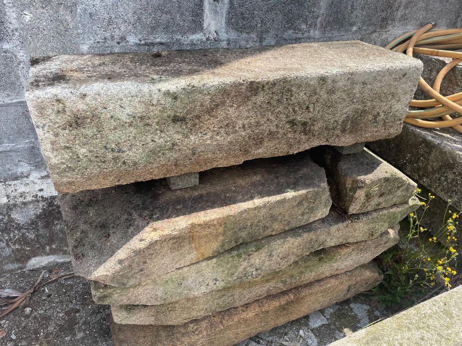 Pias e piramides em granito