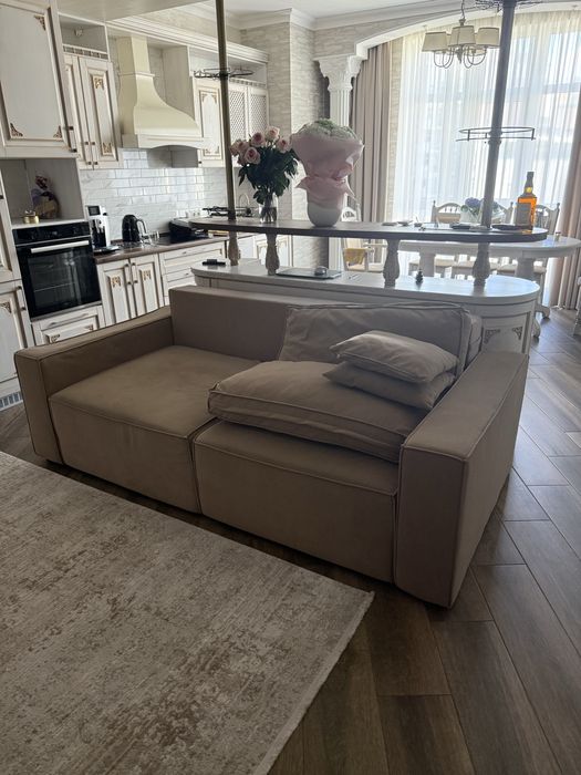 Диван в Чудовому стані