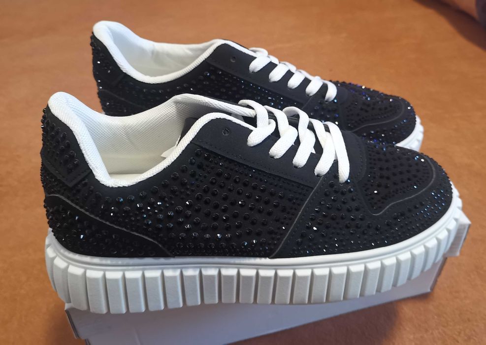 Czarne sneakersy z cyrkoniami na platformie