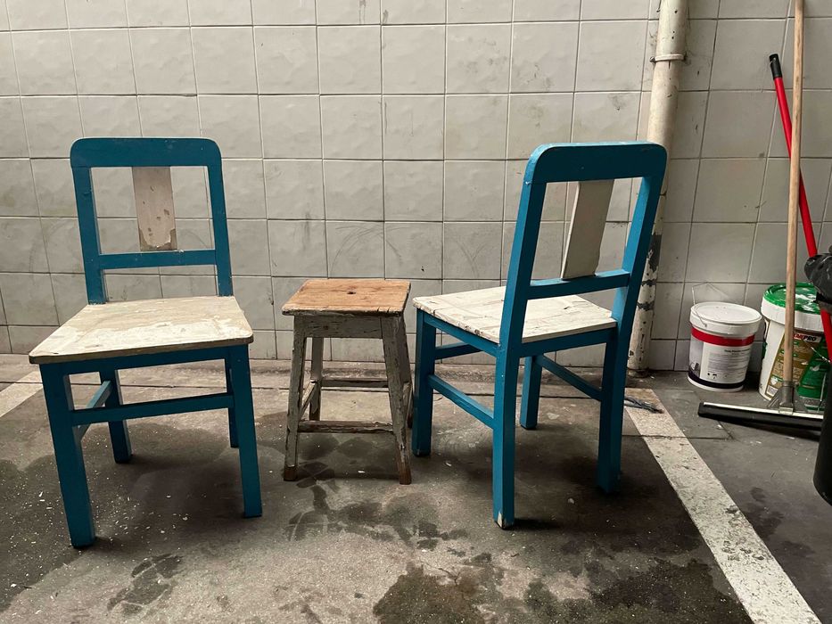 Conjunto de cadeiras e banco vintage de madeira