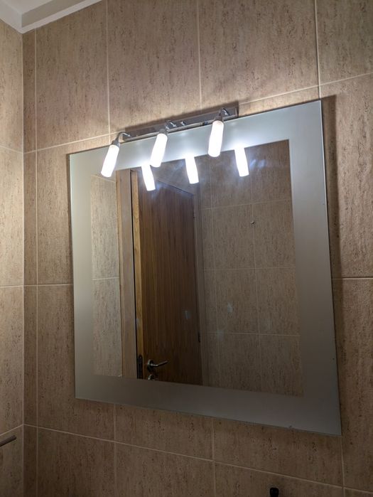 Lavatório casa de banho/WC com espelho e acessórios