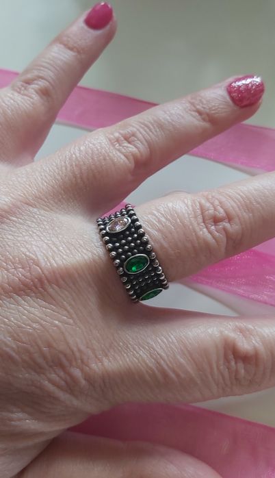 Anel prateado, em aço envelhecido, com 3 zirconias. T20