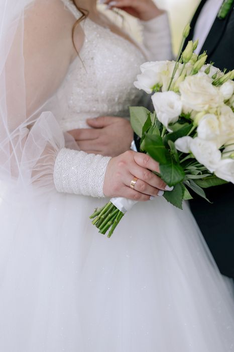 Продам весільну сукню.Розмір 46