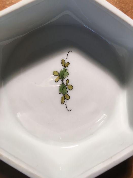 LIMOGES FRANCE - hexagonal, antiga, c/ pint. á mão e interior, 11x5 cm