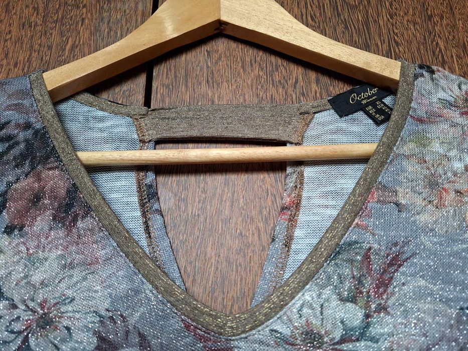 Blusa padrão floral em bico com fio brilhante