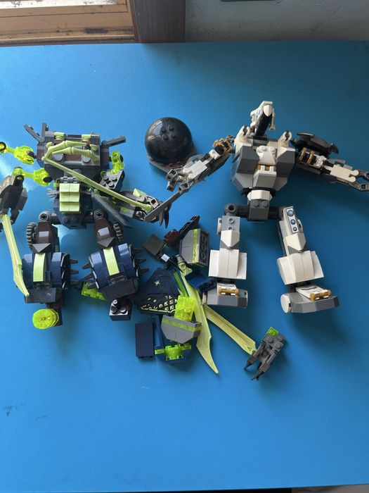 Vendo varios sets e figuras Lego