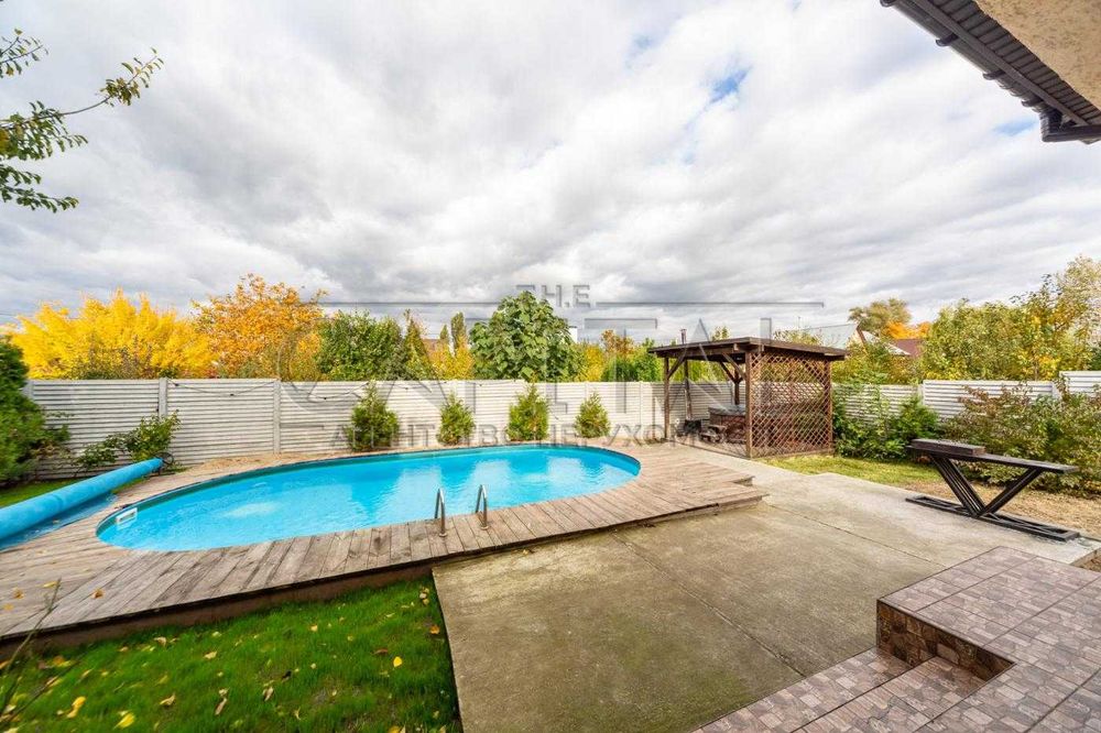 Продаж будиноку з басейном та чаном у м.Бориспіль 93м2, три спальні.