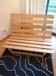 Sofá-cama desdobrável com estrutura em pinho e colchão