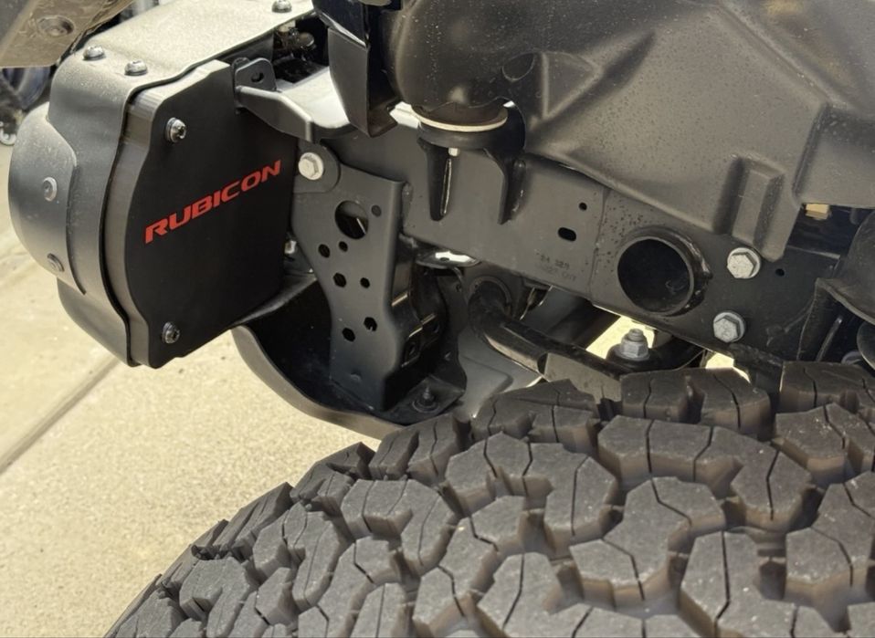 Пластикова заглушка переднього бампера рубікон jeep wrangler jl jt