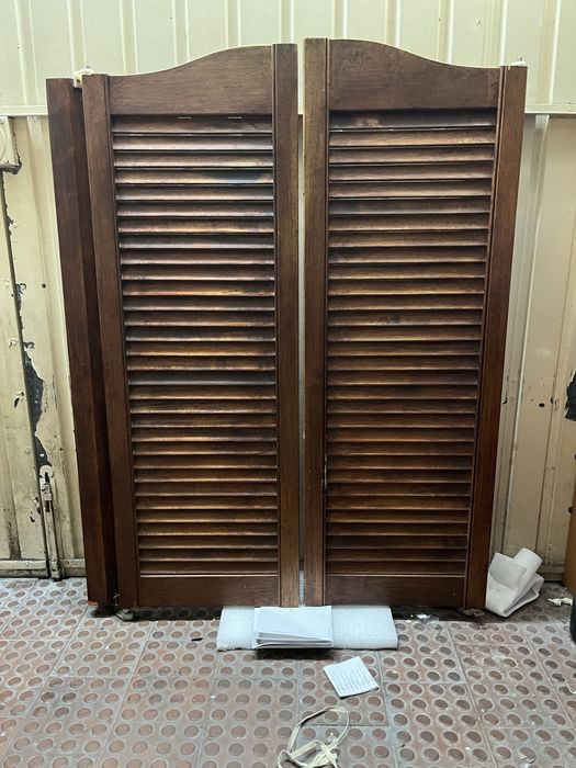 Portas batentes ao estilo velho oeste