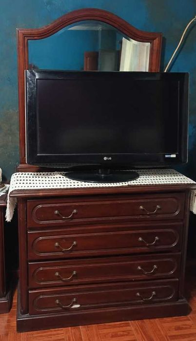Conjunto de Quarto VINTAGE em Mogno | Guarda-Roupa + Estante c/ Espelho + Mesinha de Cabeceira