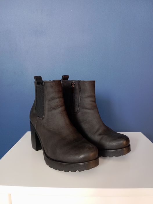 Czarne buty zimowe na obcasie