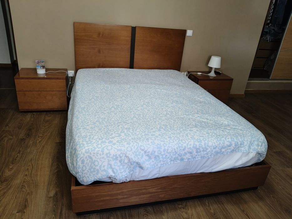 Cama casal 2mx1,6, colchão molaflex e mesas cabeceira